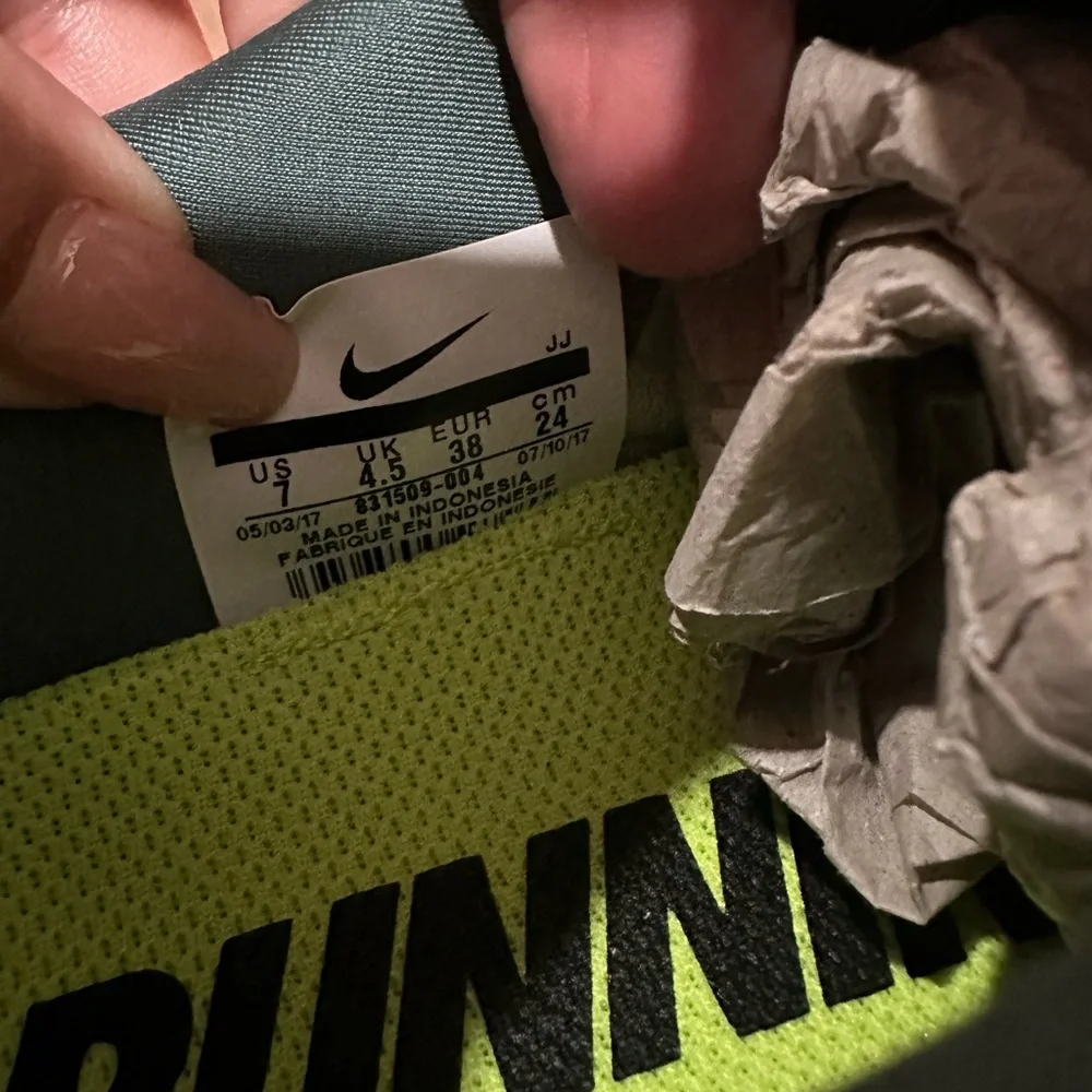 women ’s Nike free runs in green glow size 7 - Picture 3 of 5